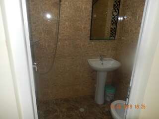 Гостевой дом Guest House Deme Кобулети Двухместный номер с 2 отдельными кроватями и ванной-1