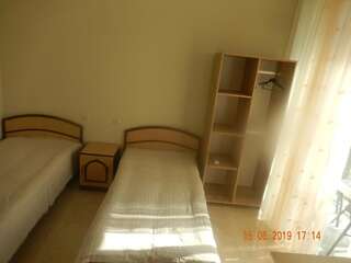 Гостевой дом Guest House Deme Кобулети Двухместный номер с 2 отдельными кроватями и балконом-1