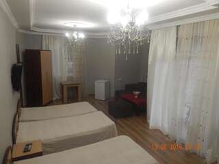 Гостевой дом Guest House Deme Кобулети Четырехместный номер с балконом-1